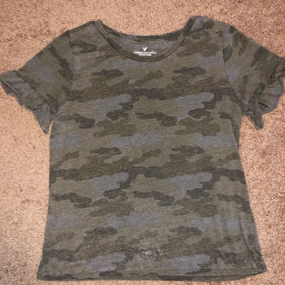 AE camo Tee w/ ruffle sleeves